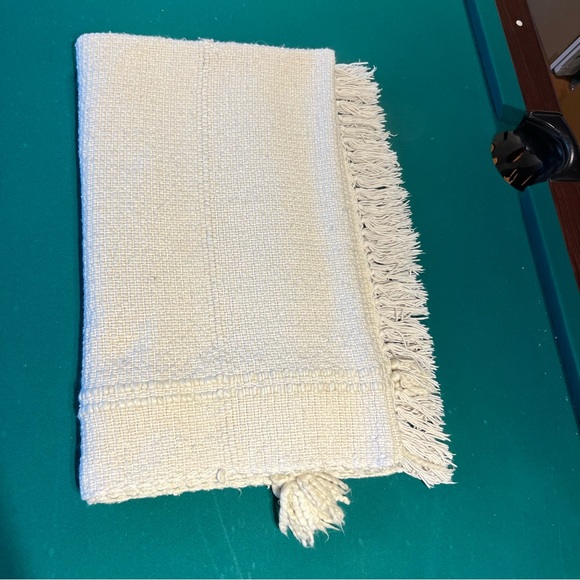 Textured cotton/acrylic Throw Blanket with fringe is 60 x 48“ - Picture 8 of 10